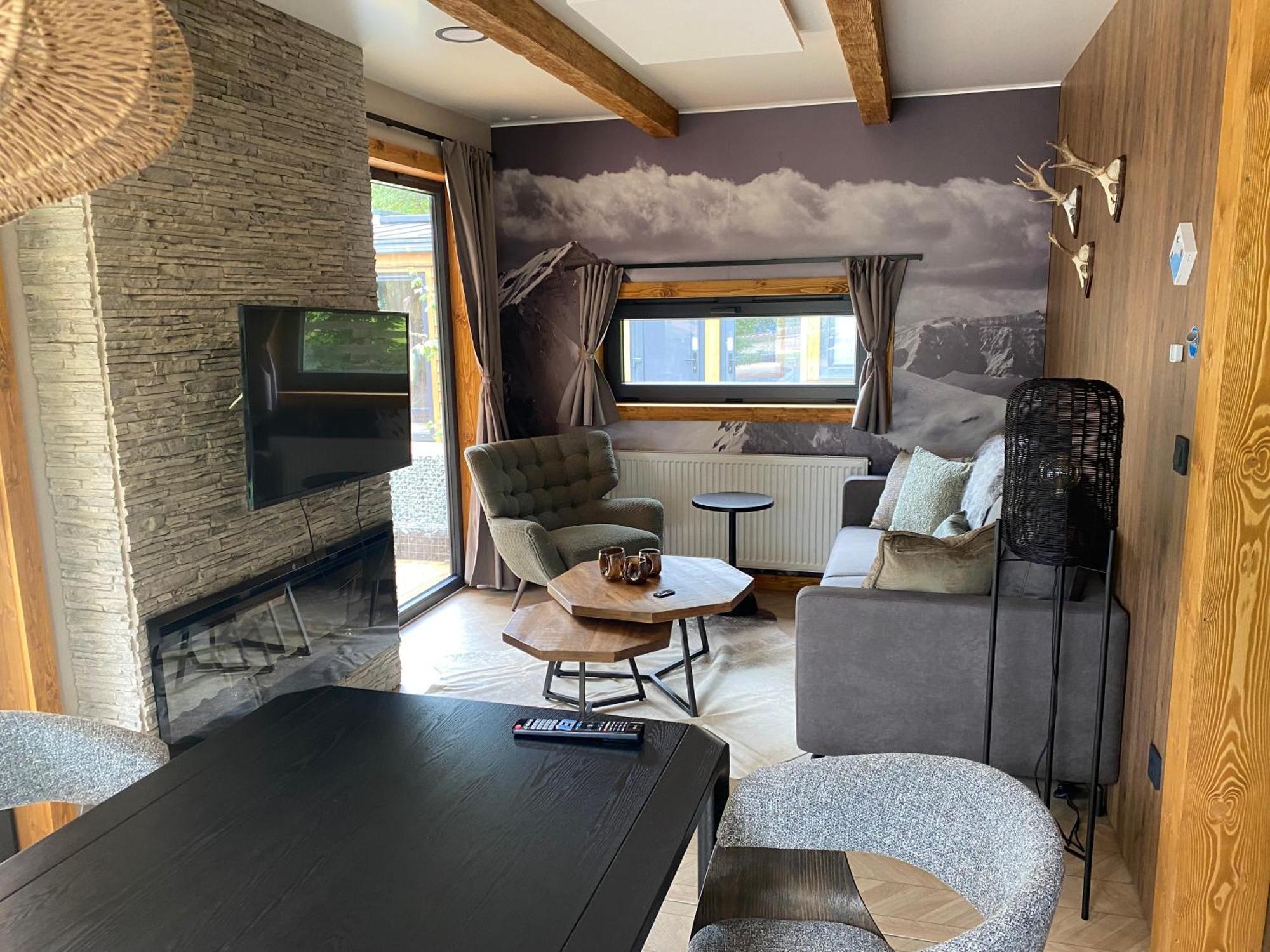 Holiday Home,1589104170:JPEG